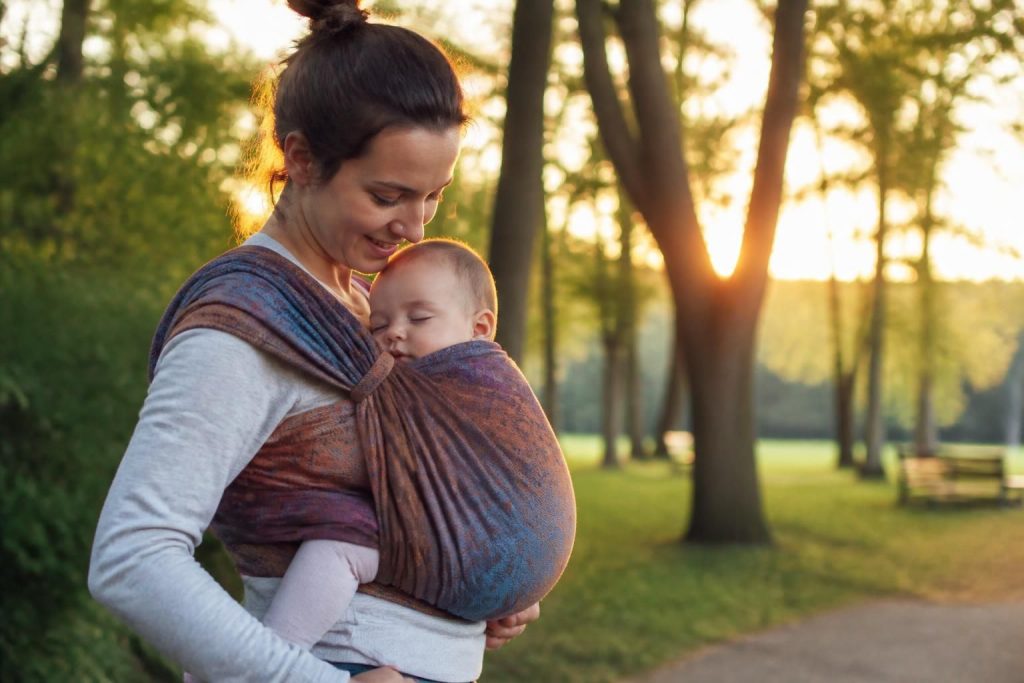 découvrez les bienfaits du portage en écharpe pour le bébé et les parents, ainsi que des conseils pratiques pour une utilisation sécurisée et confortable au quotidien.