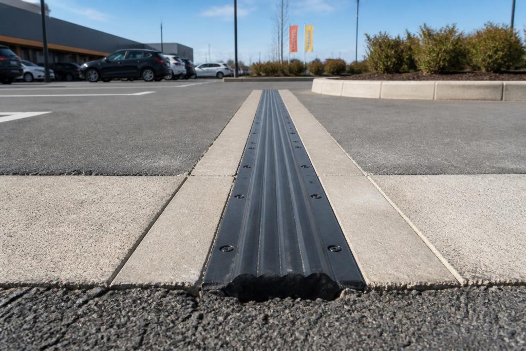 découvrez comment choisir un couvre joint de dilatation souple et adapté pour sols extérieurs ou parkings afin d'assurer durabilité et sécurité.